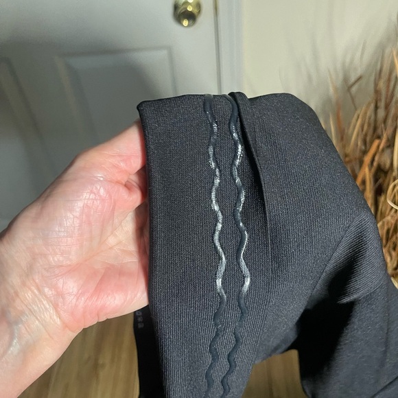 Spanx shorts like new condition and size small - Picture 4 of 5